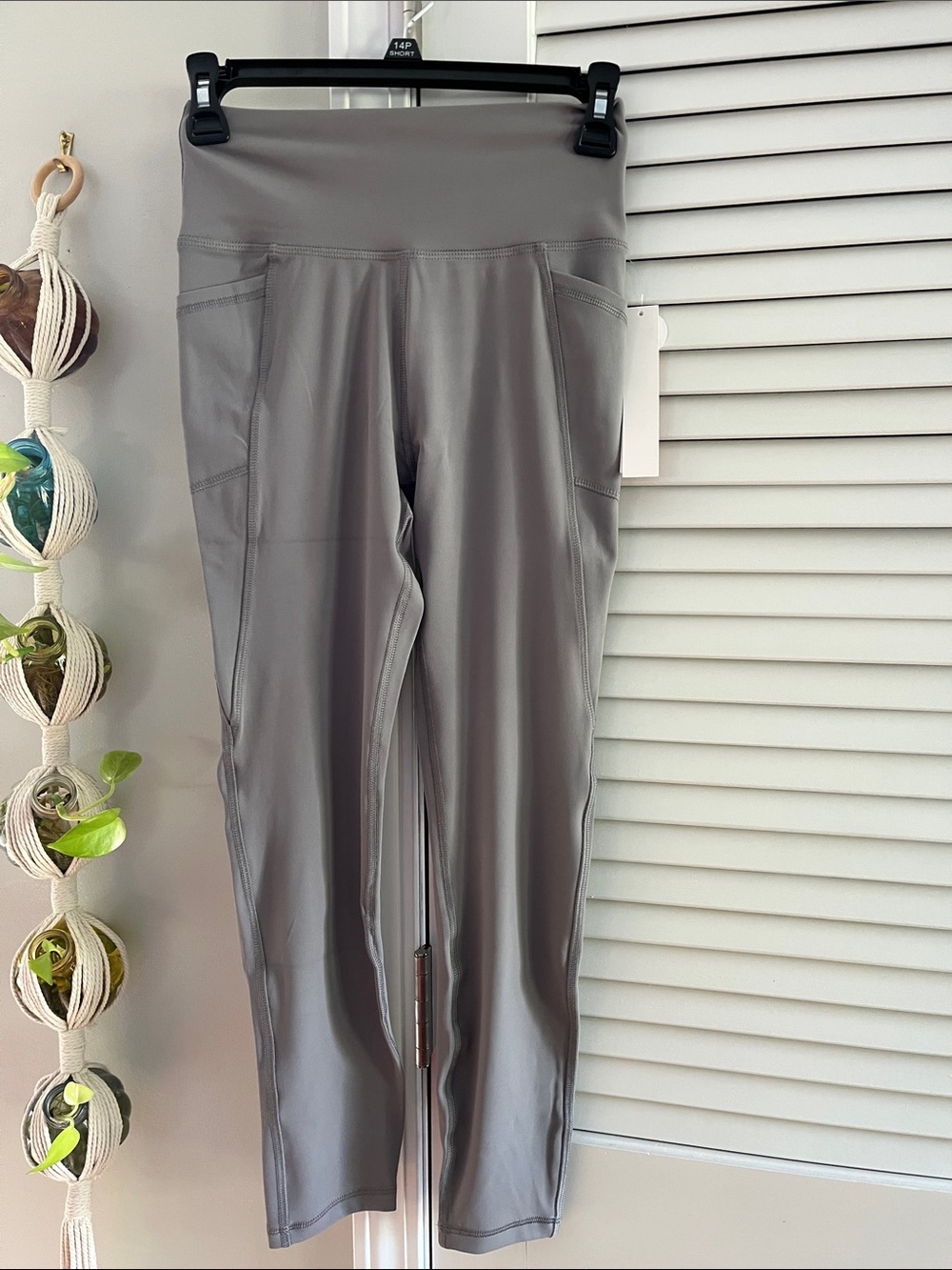 High-Rise Performance Leggings in Gray with Side Pockets